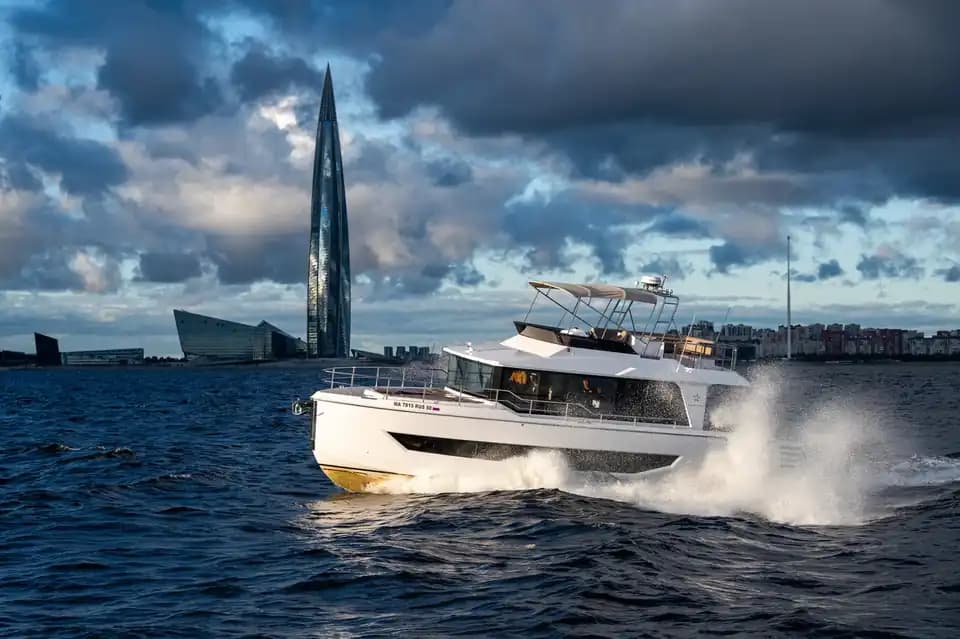 Eastar TY 460 у Лахта Центра